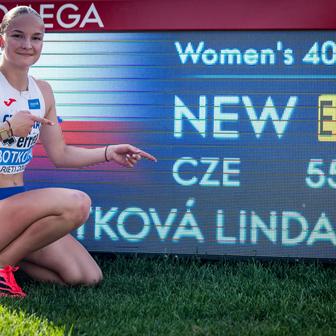 Zlatá Linda Botková ze čtvrtky překážek pózuje na ME atletů do 18 let v Rieti s rekordním časem.