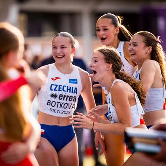Zlatá štafeta sprinterek na ME atletů do 18 let v Rieti: zleva Linda Botková, Aneta Onderková, Klára Kaděrová a Anna Cerovská
