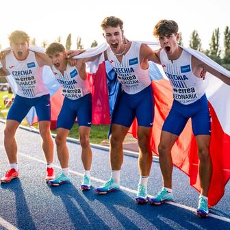 Zlatá štafeta sprinterů na ME atletů do 18 let v Rieti: zleva Jan Tuháček, Jakub Marek, Štěpán Vardžák a Lukáš Bednařík