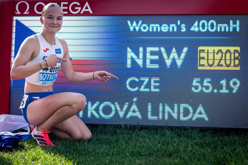 Zlatá Linda Botková ze čtvrtky překážek pózuje na ME atletů do 18 let v Rieti s rekordním časem.