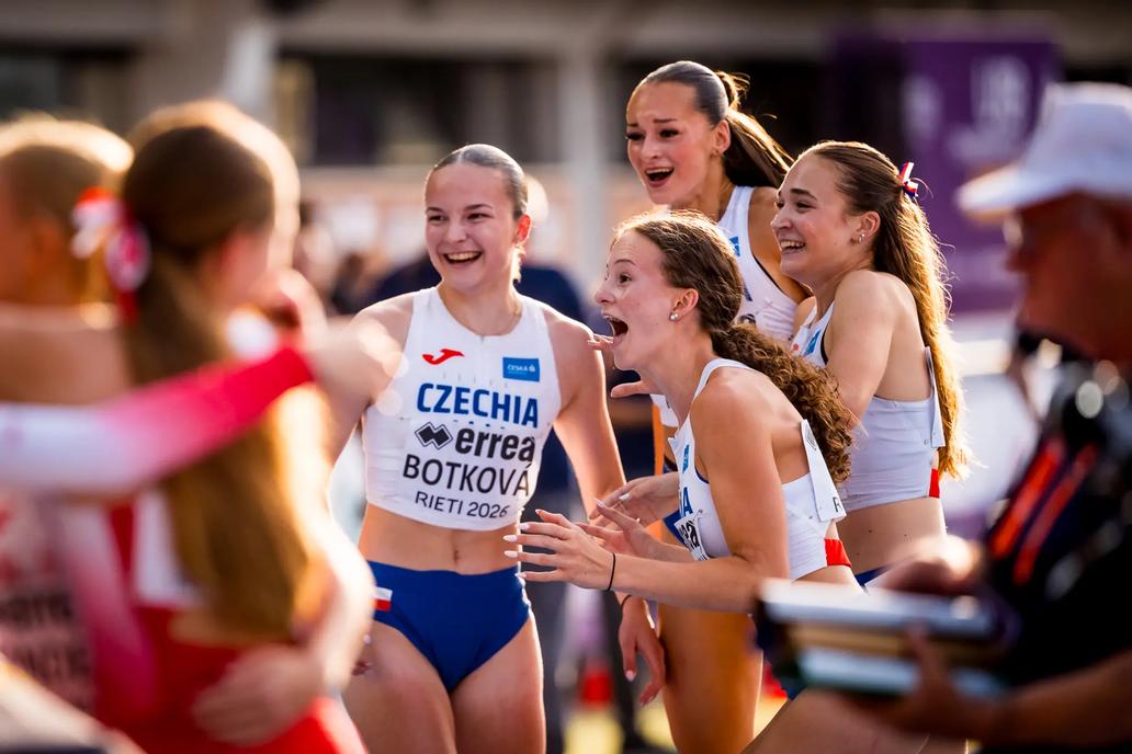 Zlatá štafeta sprinterek na ME atletů do 18 let v Rieti: zleva Linda Botková, Aneta Onderková, Klára Kaděrová a Anna Cerovská