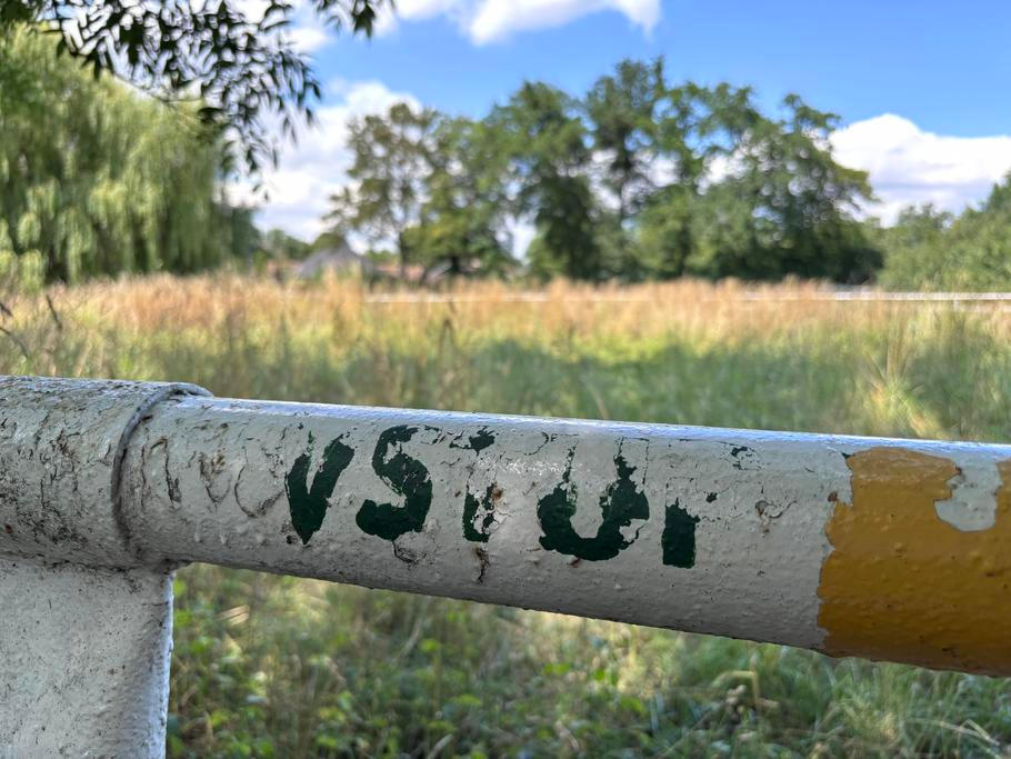 Vstup na pastviny. Stačí projít louku a člověk stojí před věhlasnou rotundou.