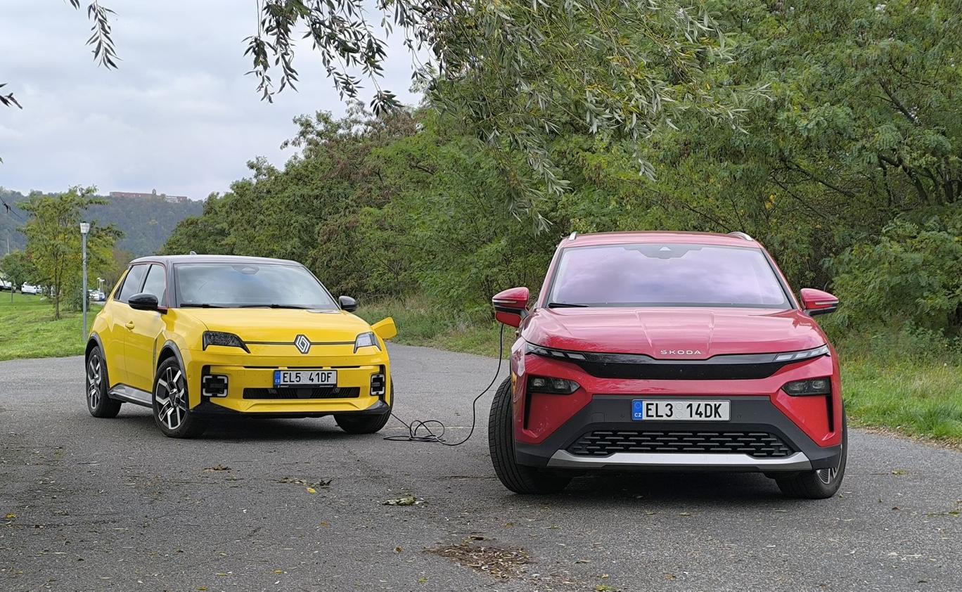 Renault 5 a Škoda Elroq dobíjení auta autem