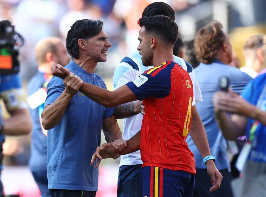 Argentinský asistent Roberto Ayala (vlevo) po finále MS
