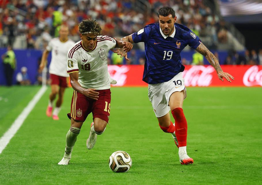 Theo Hernández (vpravo) a Lamine Yamal v semifinále MS 2026