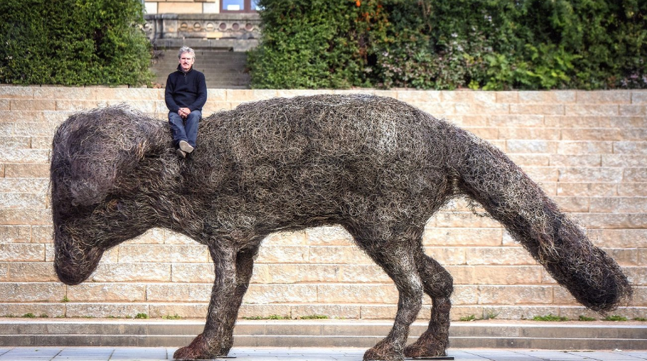 Monumentální Skálova socha psa Vulpes Gott je vyrobena z 350 kilometrů nerezového drátu.