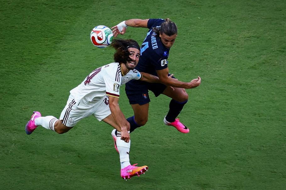 Agustin Canobbio a Marc Cucurella v zápase Uruguay - Španělsko na MS 2026