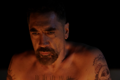 Javier Bardem jako za vraždu odsouzený a po 17 letech osvobozený Max Cady v minisérii Mys hrůzy (2026). Jeho hrdina představuje uhrančivou směsicí žoviálnosti a náhlých výbuchů potlačované agresivity. 