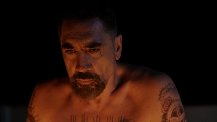 Javier Bardem jako za vraždu odsouzený a po 17 letech osvobozený Max Cady v minisérii Mys hrůzy (2026). Jeho hrdina představuje uhrančivou směsicí žoviálnosti a náhlých výbuchů potlačované agresivity. 