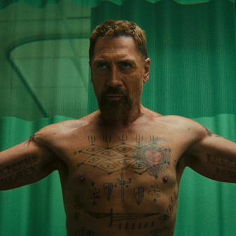 Javier Bardem jako odsouzený a čerstvě propuštěný May Cady v minisérii Mys hrůzy (2026).