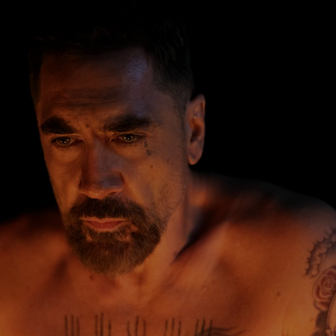 Javier Bardem jako za vraždu odsouzený a po 17 letech osvobozený Max Cady v minisérii Mys hrůzy (2026). Jeho hrdina představuje uhrančivou směsicí žoviálnosti a náhlých výbuchů potlačované agresivity. 