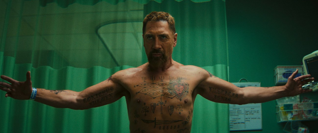Javier Bardem jako odsouzený a čerstvě propuštěný May Cady v minisérii Mys hrůzy (2026).