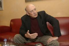 James Woolsey, bývalý ředitel americké CIA. 17.10.2004