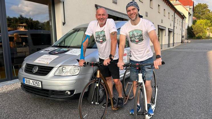 Tomáš Funk a Michal Beckert, koloběžková výprava z Jizerských hor přes Alpy k Lago di Garda