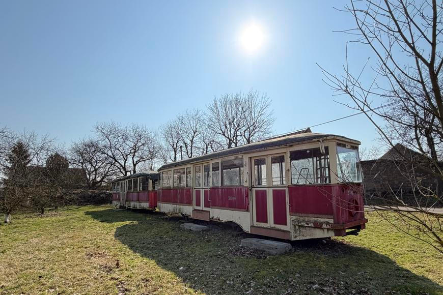 Na návsi stojí pražská tramvaj. Ponorka z Radešína láká turisty a čeká na druhou šanci