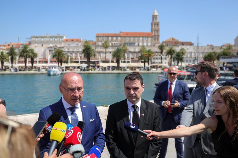 Ještě před vyplutím na místo tragédie odpovídali Petr Macinka a chorvatský ministr zahraničí Gordan Grlić Radman na dotazy českých i chorvatských novinářů. Hlavním tématem byla tragická srážka plachetnice s katamaránem i její vyšetřování.