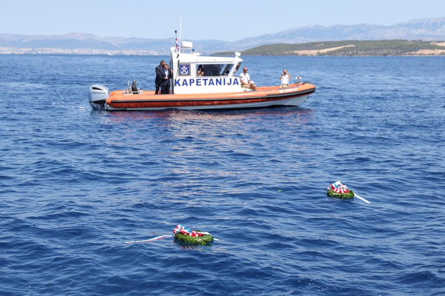 Právě v těchto místech mezi ostrovy Brač a Šolta se 14. června odehrála jedna z nejtragičtějších nehod letošní turistické sezony. Čtyři Češi při ní přišli o život, vyšetřování okolností srážky stále pokračuje.