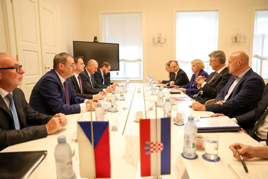 Po pietním aktu na Jadranu pokračoval program v Záhřebu. Chorvatský premiér Andrej Plenković přijal českou delegaci v čele s Petrem Macinkou, hlavními tématy byla bezpečnost turistů, energetika i další spolupráce obou zemí.