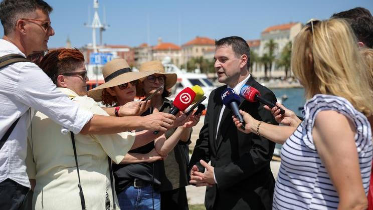 Dvoudenní cesta ministra zahraničí Petra Macinky do Chorvatska začala ve Splitu. Vedle pietního aktu za čtyři české oběti tragické srážky na Jadranu čekala delegaci také jednání s  chorvatskými představiteli nebo návštěva českých policistů.