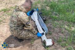 Příslušník SBU kontroluje střelu z ruského dronu Geran-2, který nesl raketu R-60M.