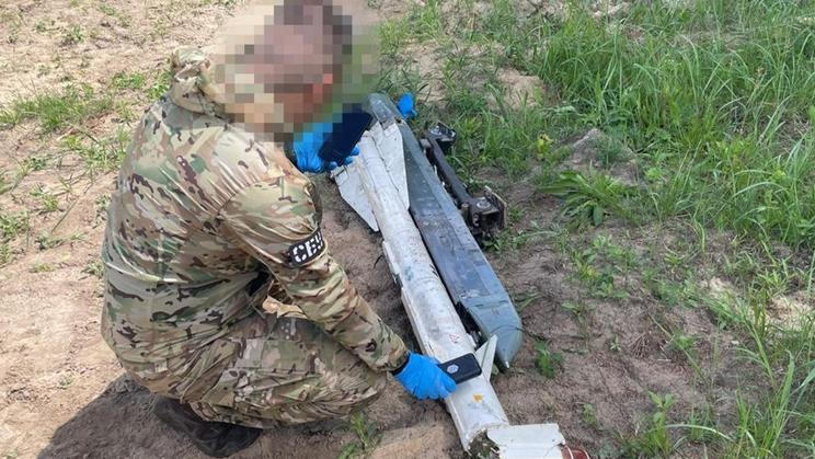 Příslušník SBU kontroluje střelu z ruského dronu Geran-2, který nesl raketu R-60M.