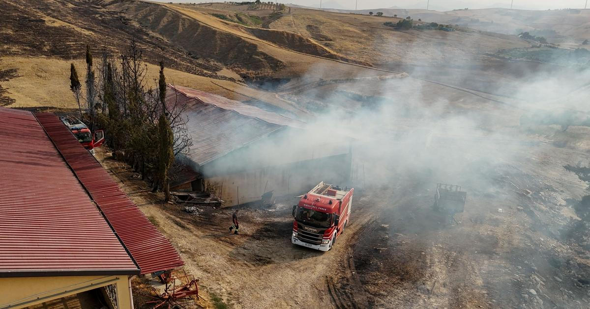 Itálie bojuje s požáry. Žháři v Kalábrii podle úřadů využívali kočky, na Sicílii zemřel hasič