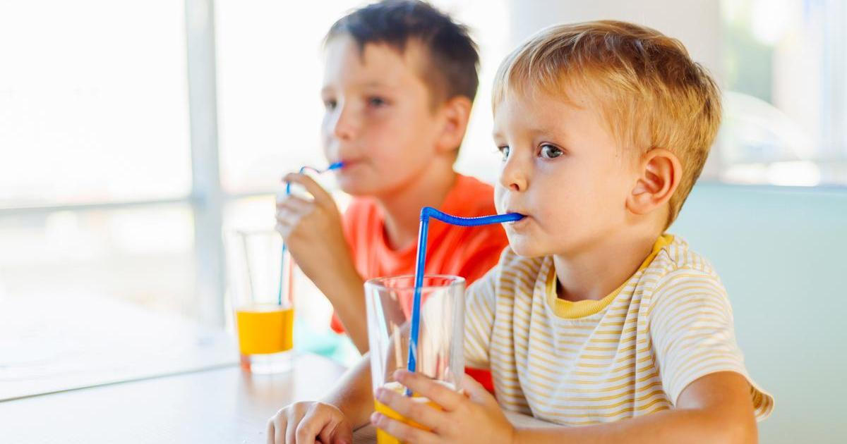 Myslíte, že je stoprocentní džus pro děti zdravý? Harvardská studie varuje před následky v dospělosti