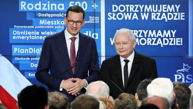 Bývalý premiér Mateusz Morawiecki a lídr strany Právo a spravedlnost (PiS) Jaroslaw Kaczynski na archivním snímku. Nyní však Morawiecki ze strany odchází.