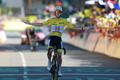 Tadej Pogačar slaví triumf v 19. etapě Tour de France 2026 na Alpe d'Huez.