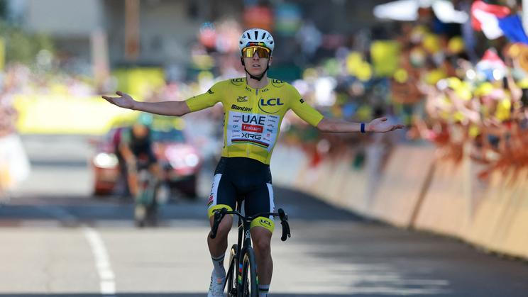 Tadej Pogačar slaví triumf v 19. etapě Tour de France 2026 na Alpe d'Huez.