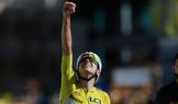 Tadej Pogačar slaví triumf v 19. etapě Tour de France 2026 na Alpe d'Huez.