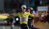 Tadej Pogačar slaví triumf v 19. etapě Tour de France 2026 na Alpe d'Huez.