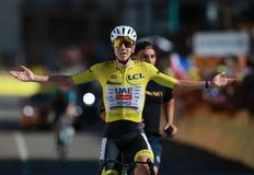 Tadej Pogačar slaví triumf v 19. etapě Tour de France 2026 na Alpe d'Huez.