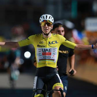 Tadej Pogačar slaví triumf v 19. etapě Tour de France 2026 na Alpe d'Huez.