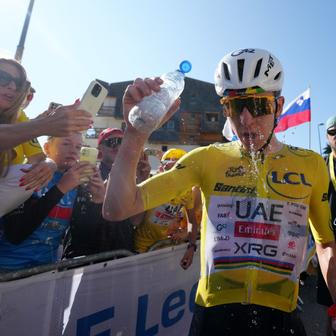 Tadej Pogačar slaví triumf v 19. etapě Tour de France 2026 na Alpe d'Huez.