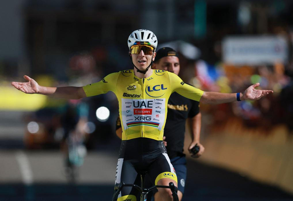 Tadej Pogačar slaví triumf v 19. etapě Tour de France 2026 na Alpe d'Huez.