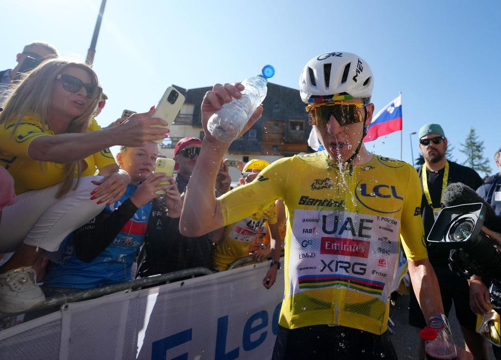 Tadej Pogačar slaví triumf v 19. etapě Tour de France 2026 na Alpe d'Huez.