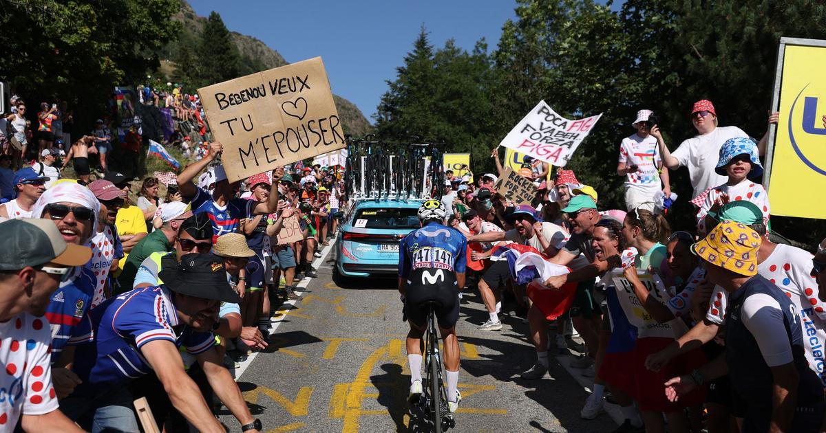 Děsivá nehoda na Tour. Cyklista prorazil obličejem sklo auta, mohl za to fanoušek