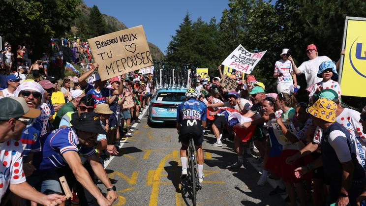 Cyklisté ve vřavě fanoušků na Alpe d'Huez v rámci 19. etapy Tour de France 2026