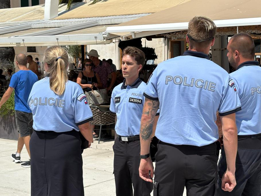 Čeští policisté letos slouží ve Šibeniku, Vodici a Omiši. Když se Čech dostane v Chorvatsku do potíží, často jako první volá právě jim. Ať už jde o bouračku, ukradenou peněženku nebo ztracený pas, jsou po ruce.