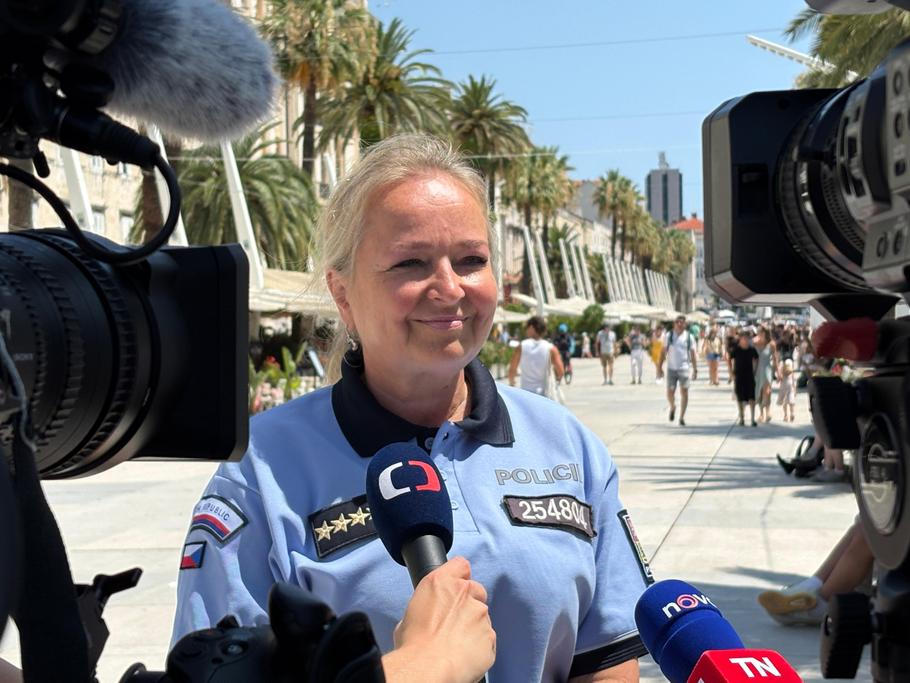 Helena Káhnová stojí v čele české policejní hlídky, která přes léto působí na chorvatském pobřeží. S kolegy pomáhá turistům od ztracených dokladů až po dopravní nehody.