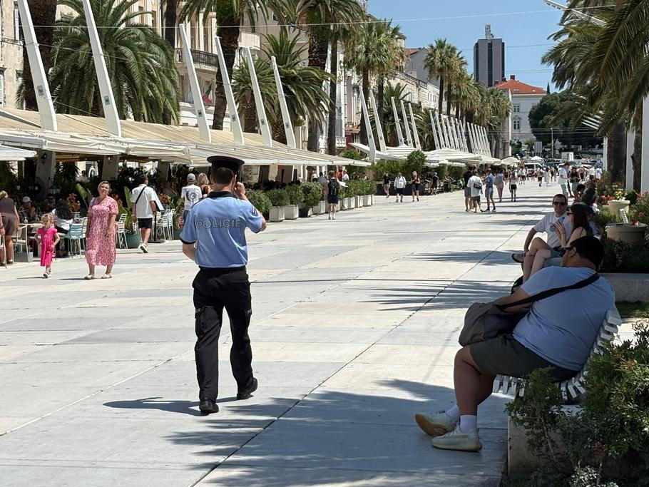 Nejsou ozbrojení ani nerozdávají pokuty. Jsou tady hlavně proto, aby čeští turisté nemuseli složitě vysvětlovat své potíže v cizím jazyce. Přes léto jsou jejich kanceláří pláže, silnice i policejní stanice na chorvatském pobřeží.