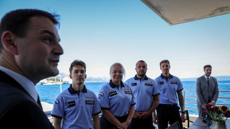Čtyři čeští policisté tráví celé léto na chorvatském pobřeží. Nehoní zločince, ale pomáhají krajanům se ztracenými doklady, dopravními nehodami i jazykovou bariérou. Nejčastěji ale řeší něco úplně jiného – neopatrnost Čechů.