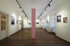 Instalace expozice Bruce Weber: Faces in the crowd. Výstava potrvá do 11. července 2026. 