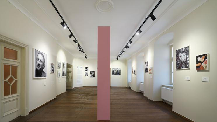 Instalace expozice Bruce Weber: Faces in the crowd. Výstava potrvá do 11. července 2026. 
