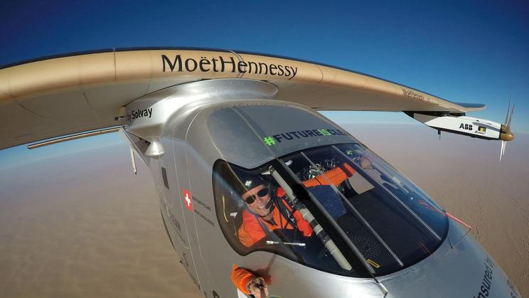 Piloti Solar Impulse 2 se fotí pomocí selfie tyče