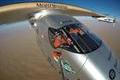 Piloti Solar Impulse 2 se fotí pomocí selfie tyče
