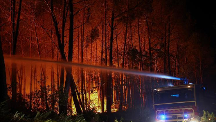 Wildfire burns near Lacanau