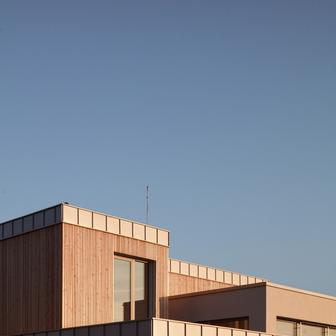 Přáním bylo navrhnout moderní dům. Hlavní požadavky byly dva: členitá forma budovy a výrazná betonová stěna v obytném prostoru.