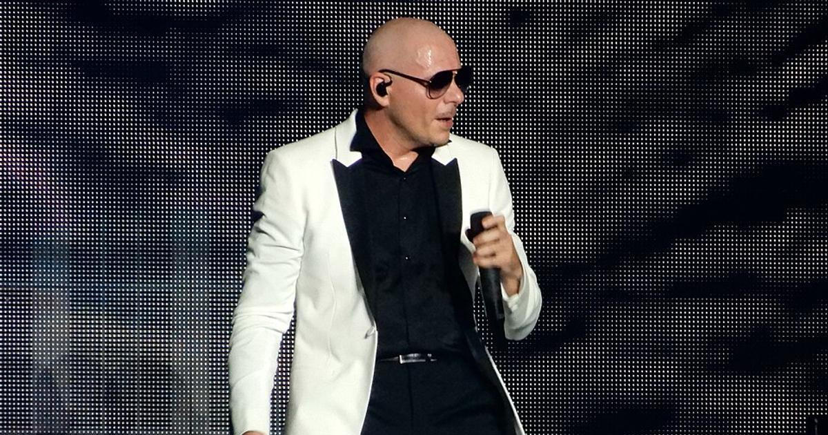 V Letňanech vystoupí americký rapper Pitbull, fanoušci na jeho koncerty nosí umělé plešky